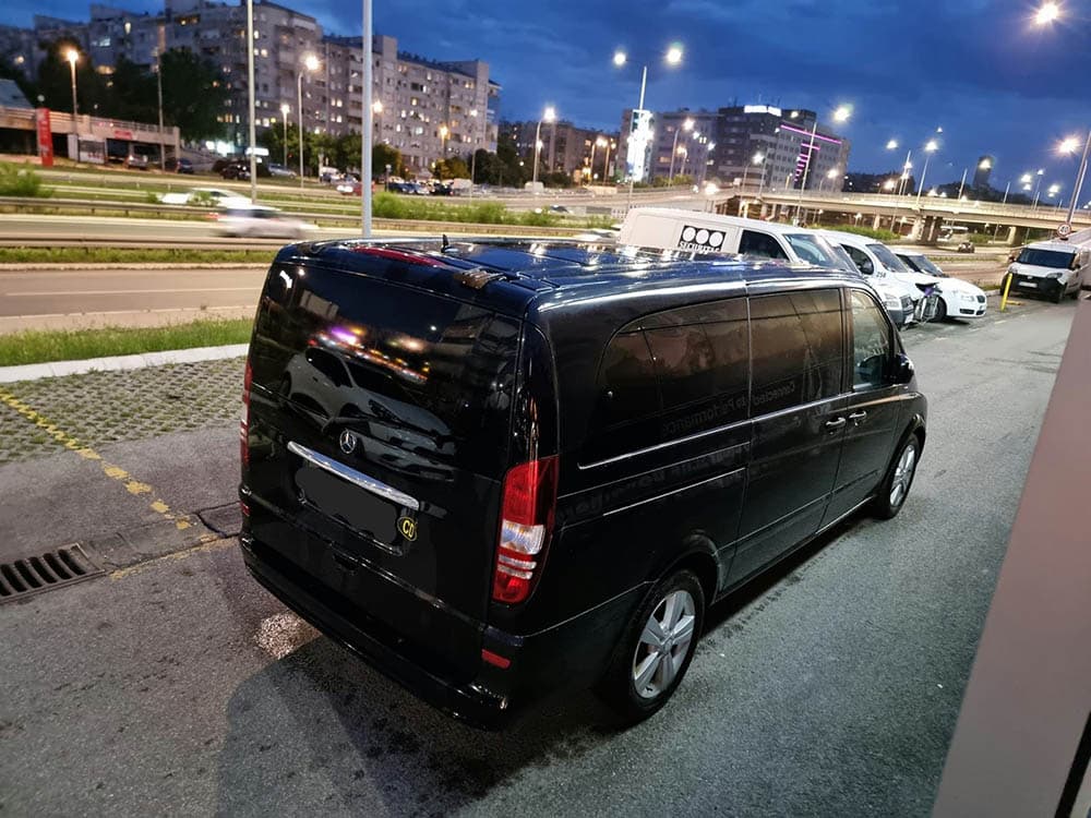Crni Mercedes kombi fotografisan noću sa zadnje strane