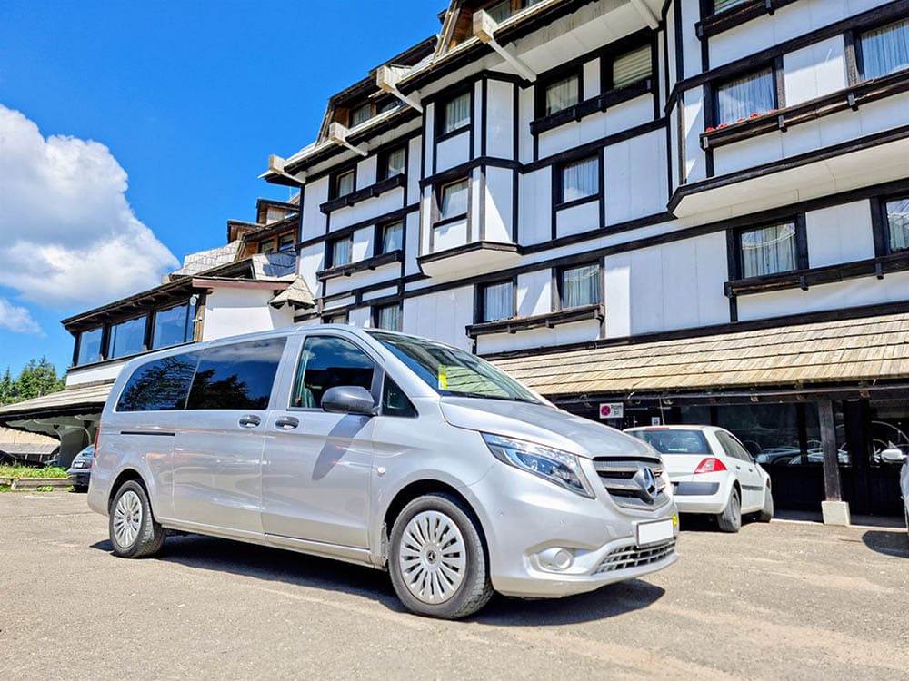 Srebrni Mercedes kombi parkiran ispred hotela