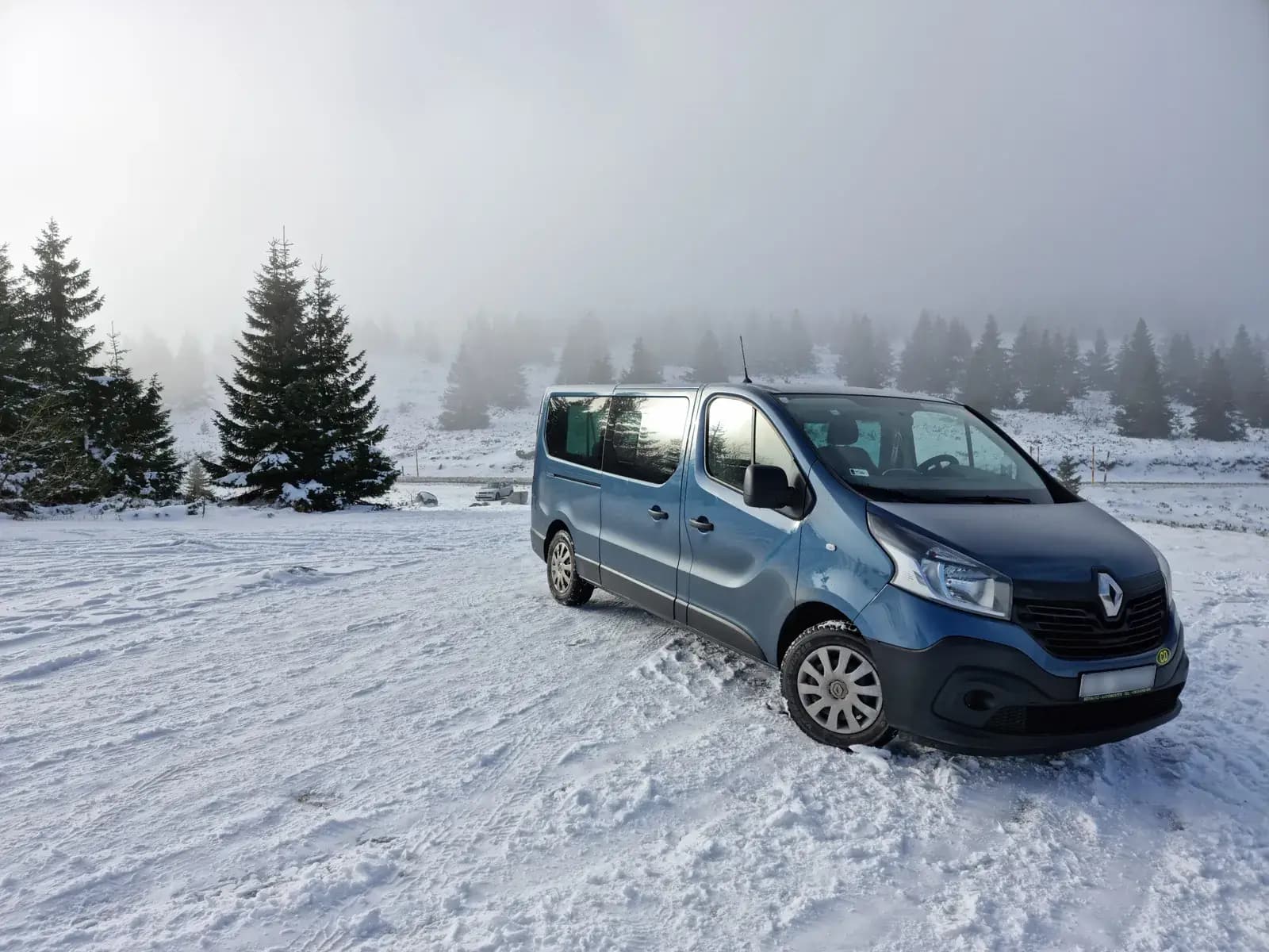 Kombi na snegu tokom voznje ka Kopaoniku
